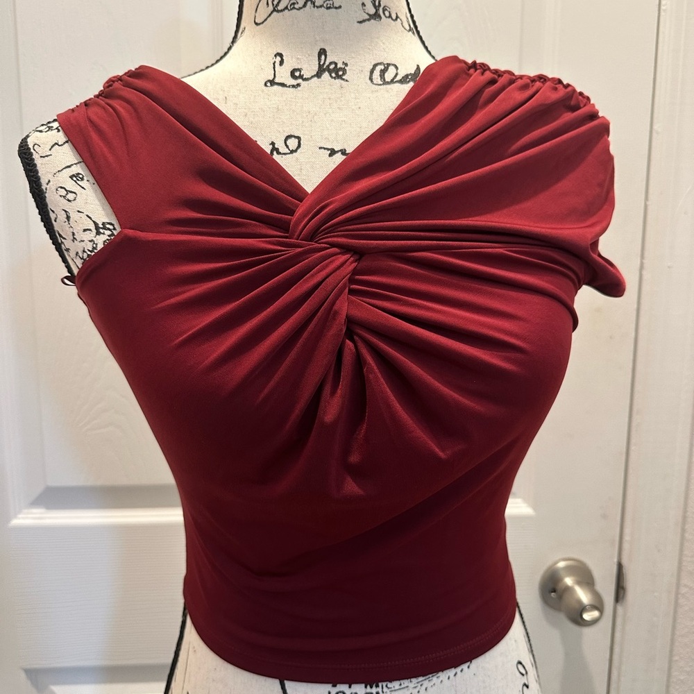 Express Twisted Front Sleeveless Cropped Top in Burgundy